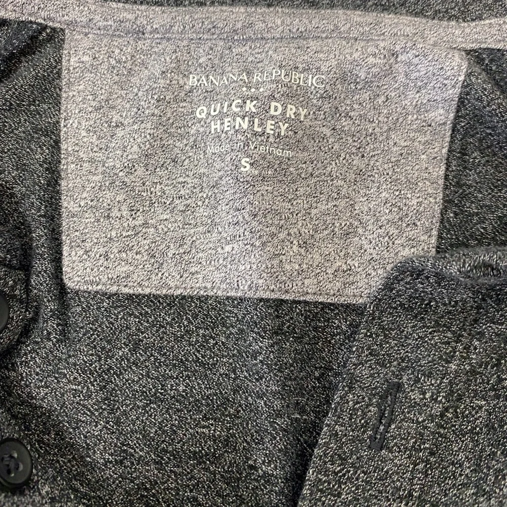 Banana Republic Quick Dry Henley Shirt Men's Small Gray Long Sleeve